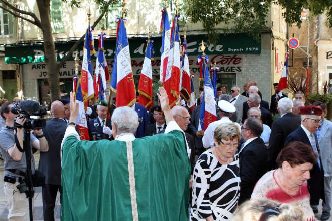 Le Père François Hattem accueille les fidèles