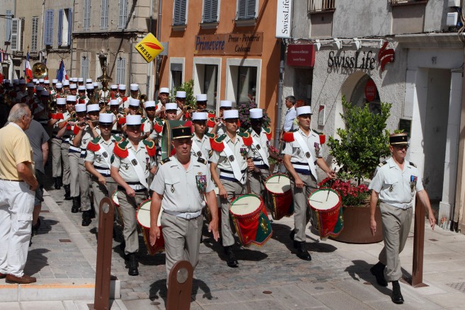 La Musique de la Légion étrangère en tête du cortège vers le cimetière