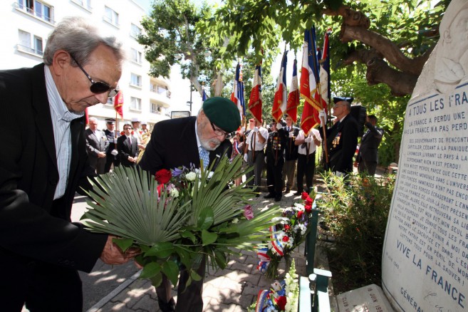 Dépôt de gerbe devant la stèle du 18 juin, par M. Louis Galli et Jean-Claude  Montardy, Délégué régional des "Gueules-Cassées" pour la région Poitou-Charentes