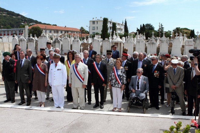 Instant de recueillement devant le caveau des "Gueules Cassées"