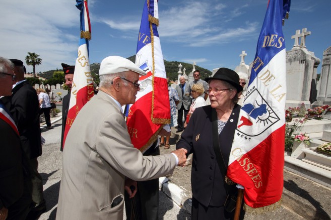 Le général(2s)Jean Salvan salue Mme Viviane Roulet, Porte-Drapeau de la Délégation Aquitaine