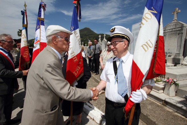 Le général(2s)Jean Salvan salue Michel Crucke, Porte-Drapeau de la Délégation Provence