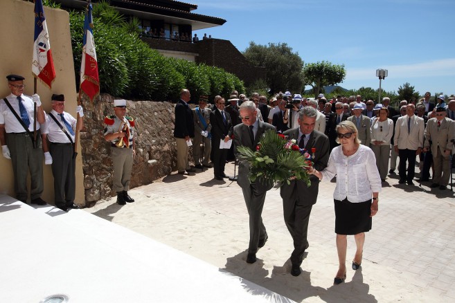 Dépôt de gerbe par le Général (2s) Chauchart du Mottay, Henri de Bonnaventure et le Dr Marie-Andrée Roze-Pellat