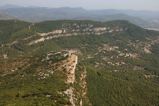 Vue sur le messif des Maures, depuis le sommet du Coudon