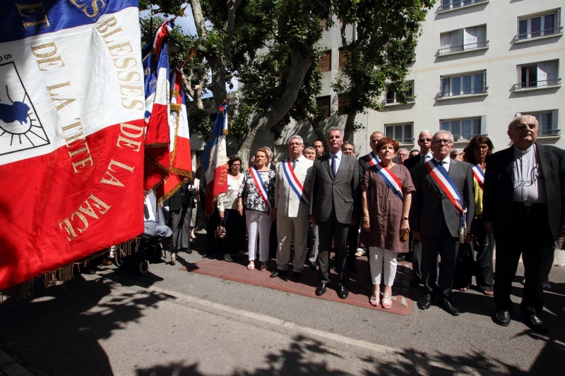 Minute de silence devant la stèle du  18 juin