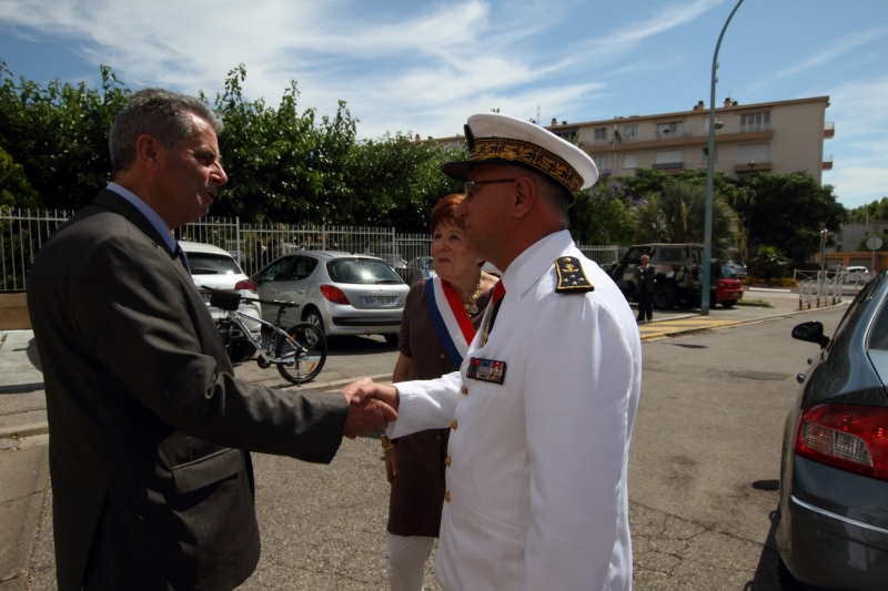 Henri de Bonnaventure, président des "Gueules Cassées" accueille le vice-amiral Joly, Préfet Maritime