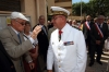Le Général(2s) Jean Salvan salue le vice amiral Joly, Prefet Maritime