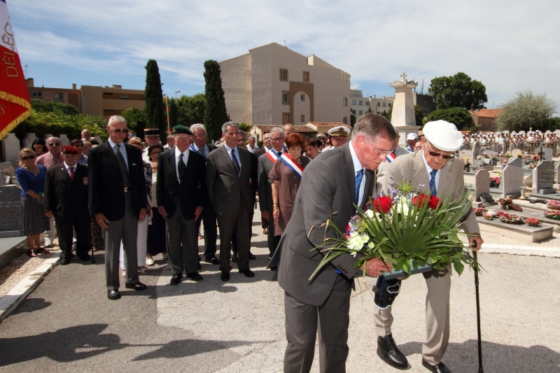 Dépôt de gerbe par le Colonel Flamant, Délégué régional de Bretagne et le Général (2s) Jean Salvan, président honoraire