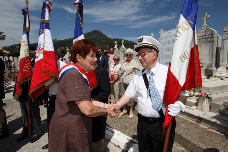 Christiane Hummel, Sénateur Maire de La Valette du Var salue le Porte-Drapeau du Domaine du Coudon et de la Délégation Provence