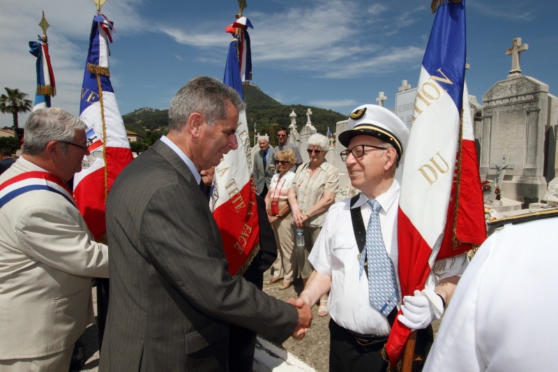 Henri de Bonnaventure salue Michel Crucke, Porte-Drapeau de la Délégation Provence