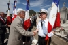 Le général(2s)Jean Salvan salue Michel Crucke, Porte-Drapeau de la Délégation Provence