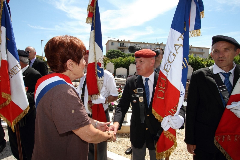 Christiane Hummel, Sénateur Maire de La Valette du Var salue les Porte-Drapeaux