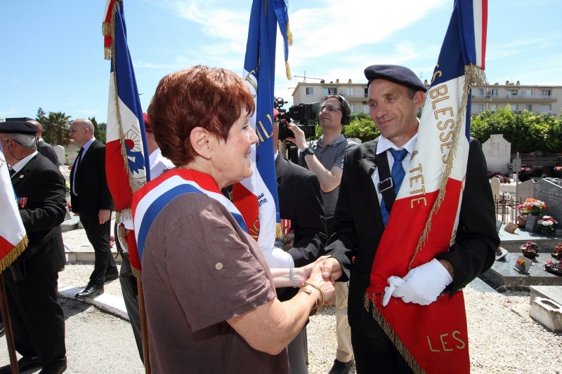 Christiane Hummel, Sénateur Maire de La Valette du Var salue les Porte-Drapeaux