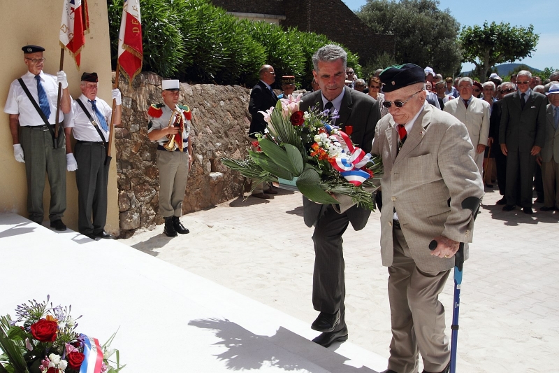 Dépôt de gerbe par Henri de Bonnaventure et Fernand Ney, Délégué honoraire, ancien de Dien Bien Phu