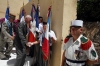 Le Général (2s) Hubert Chauchart du Mottay, président de la Fondation des "Gueules Cassées" salue les drapeaux