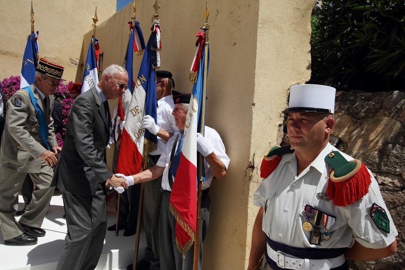 Le Général (2s) Hubert Chauchart du Mottay, président de la Fondation des "Gueules Cassées" salue les drapeaux