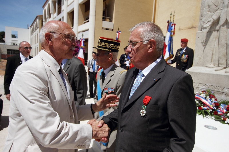Le Général (2s) Paul Rocher félicite Michel Clicque, Officier de la Légion d