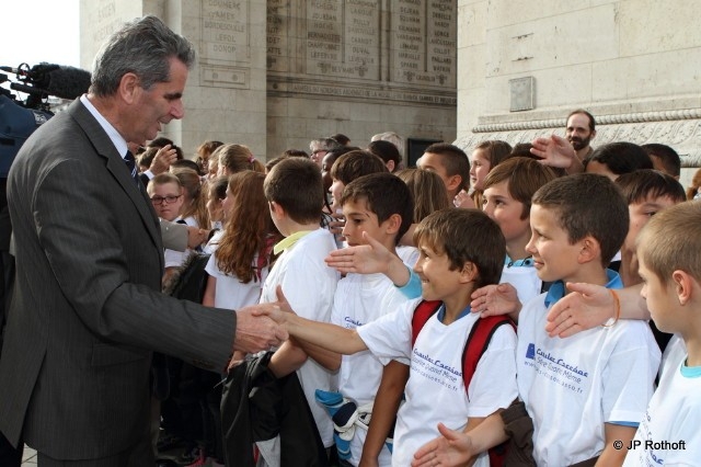 Le président des "Gueules Cassées" salue les enfants des écoles de Moussy