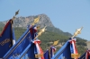 Les drapeaux sur fond de Mont Coudon