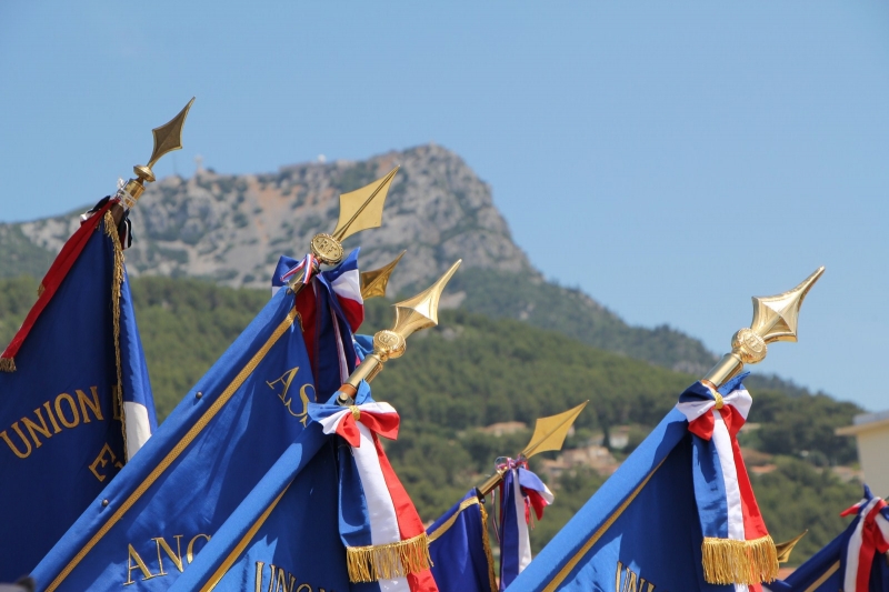 Les drapeaux sur fond de Mont Coudon